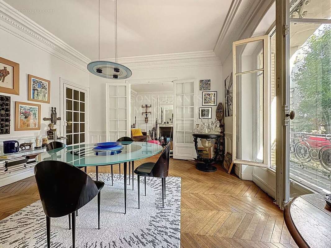 Appartement à PARIS-16E