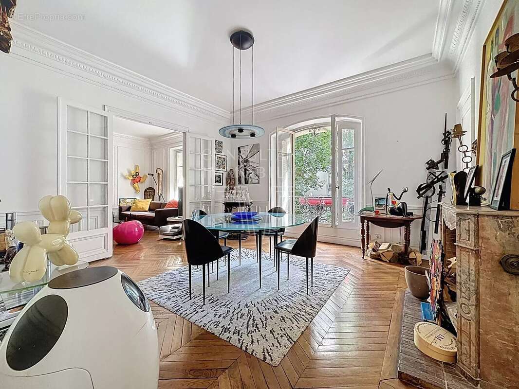 Appartement à PARIS-16E