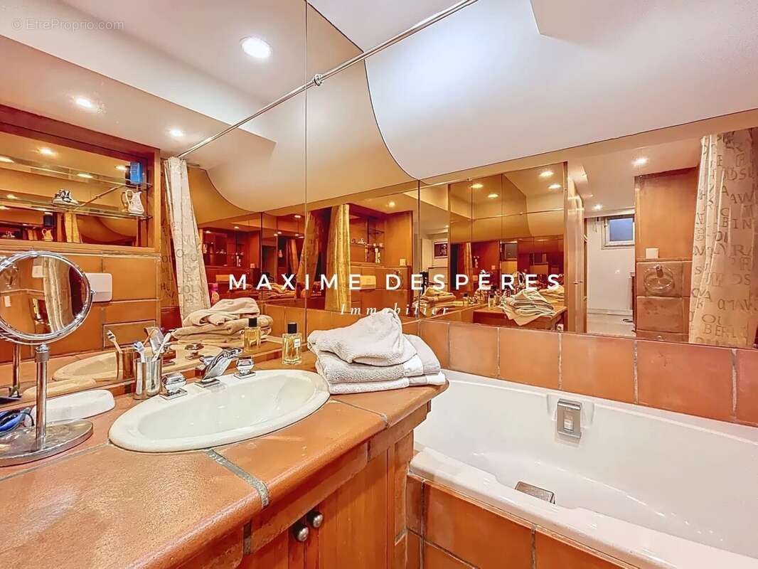 Appartement à NEUILLY-SUR-SEINE