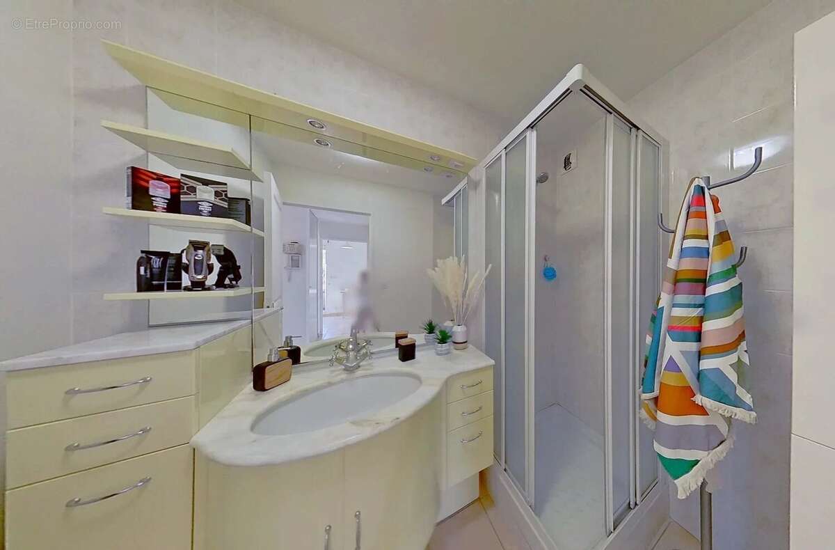 Appartement à SOLLIES-PONT