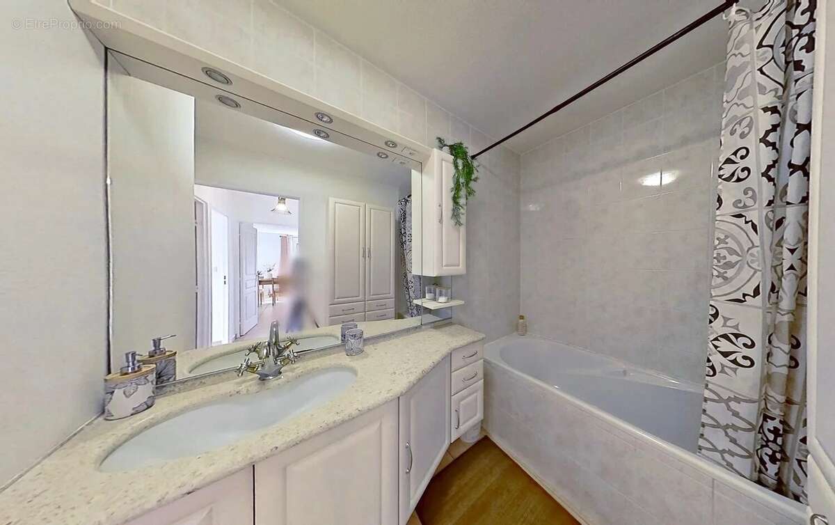 Appartement à SOLLIES-PONT