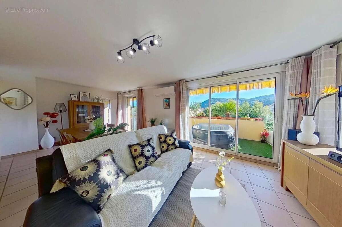 Appartement à SOLLIES-PONT