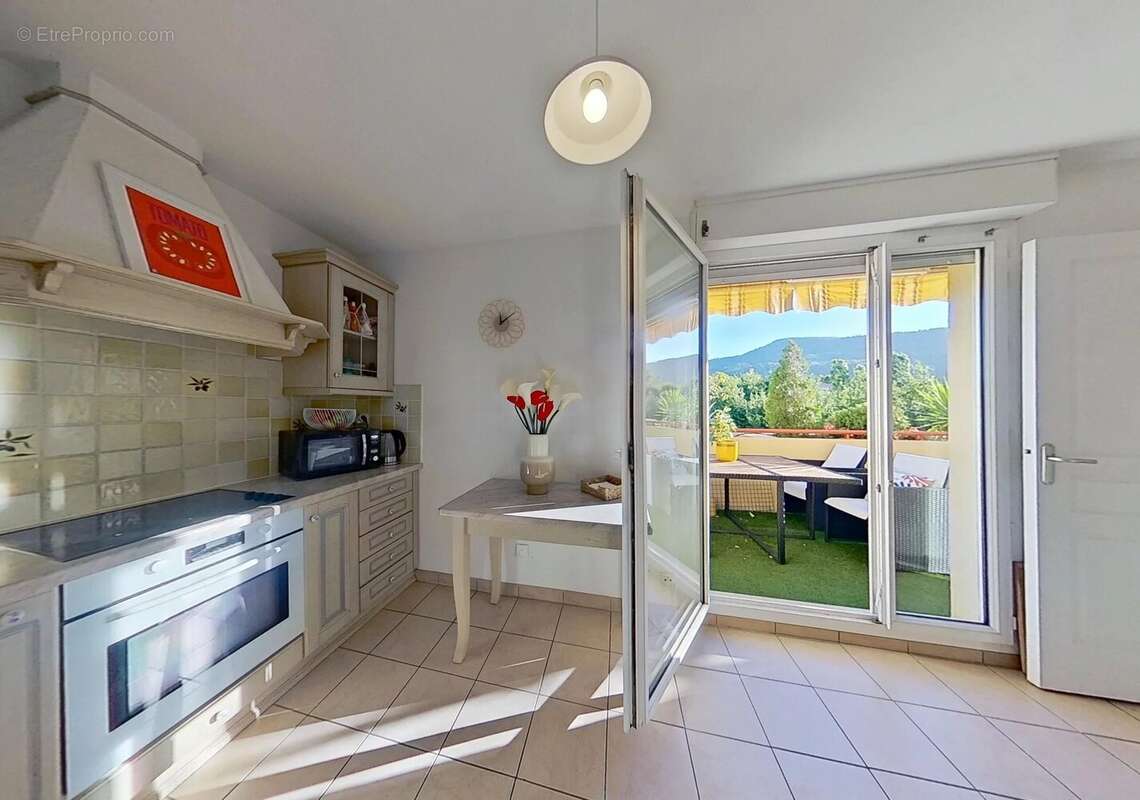 Appartement à SOLLIES-PONT