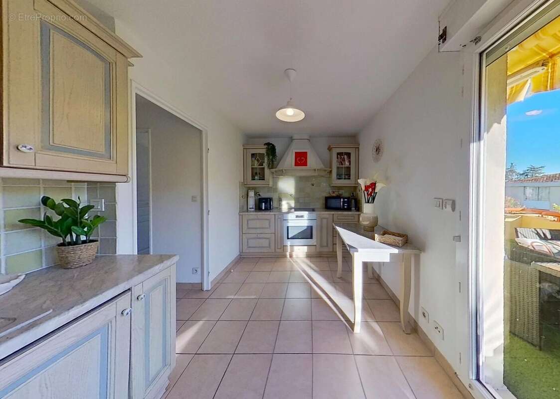 Appartement à SOLLIES-PONT