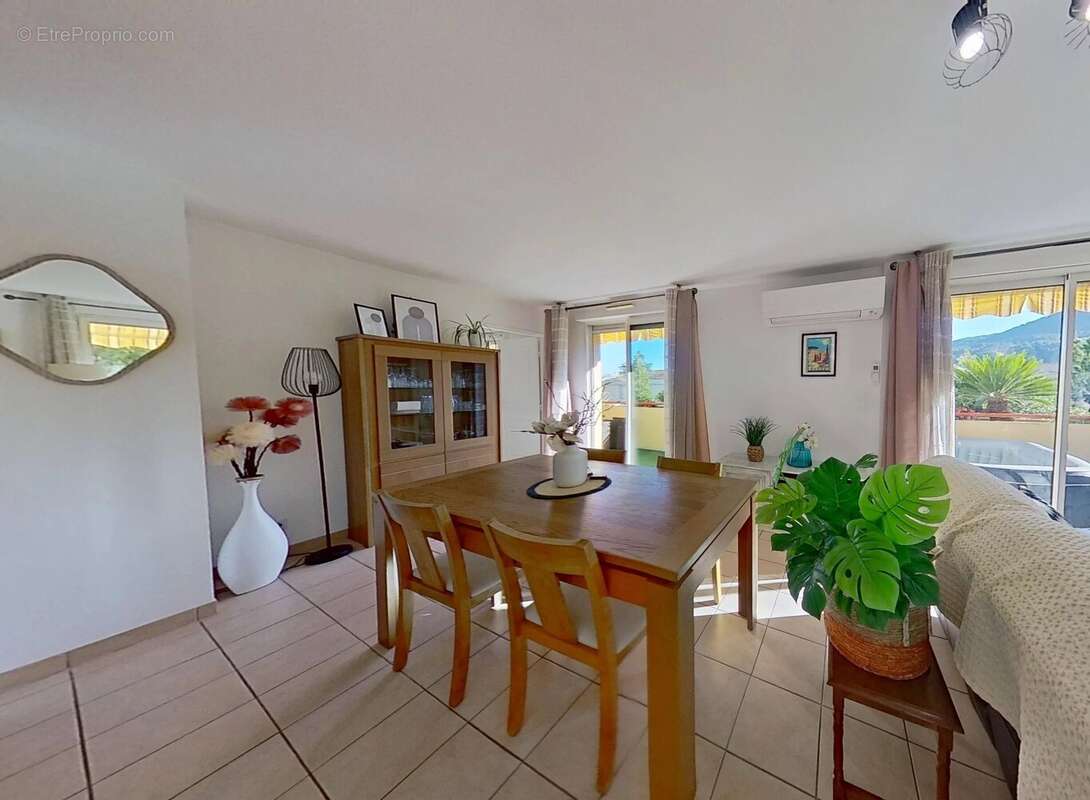 Appartement à SOLLIES-PONT