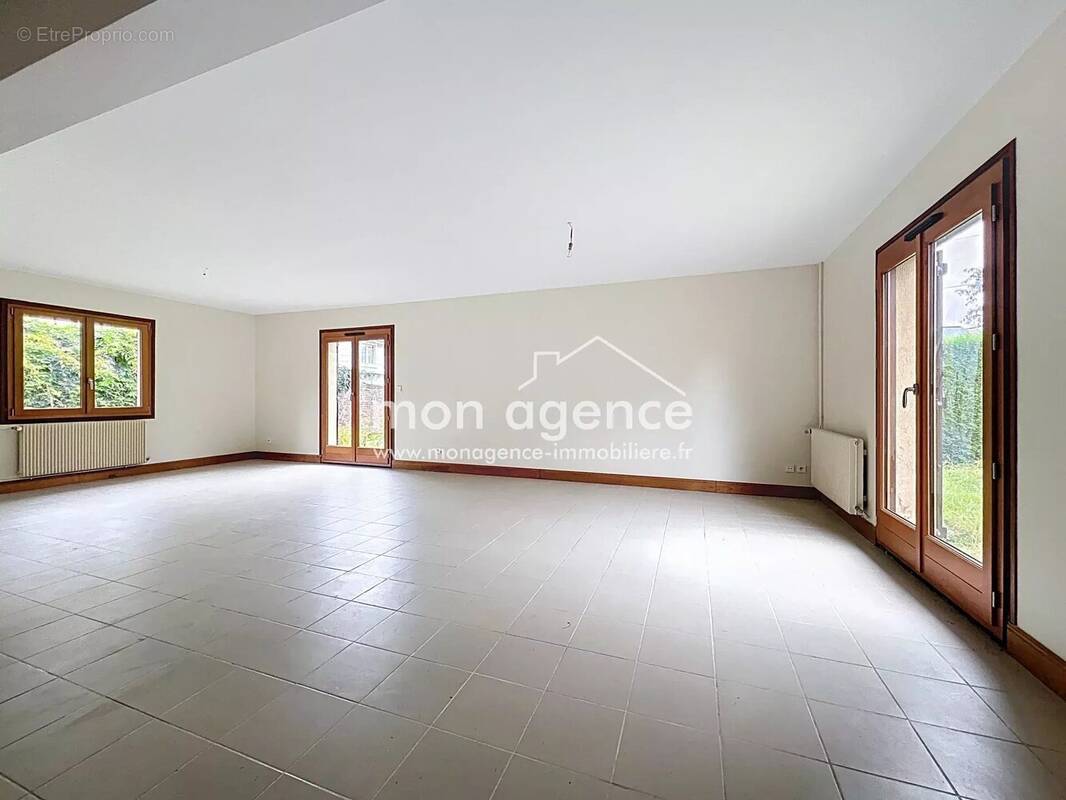 Maison à LE MESNIL-ESNARD