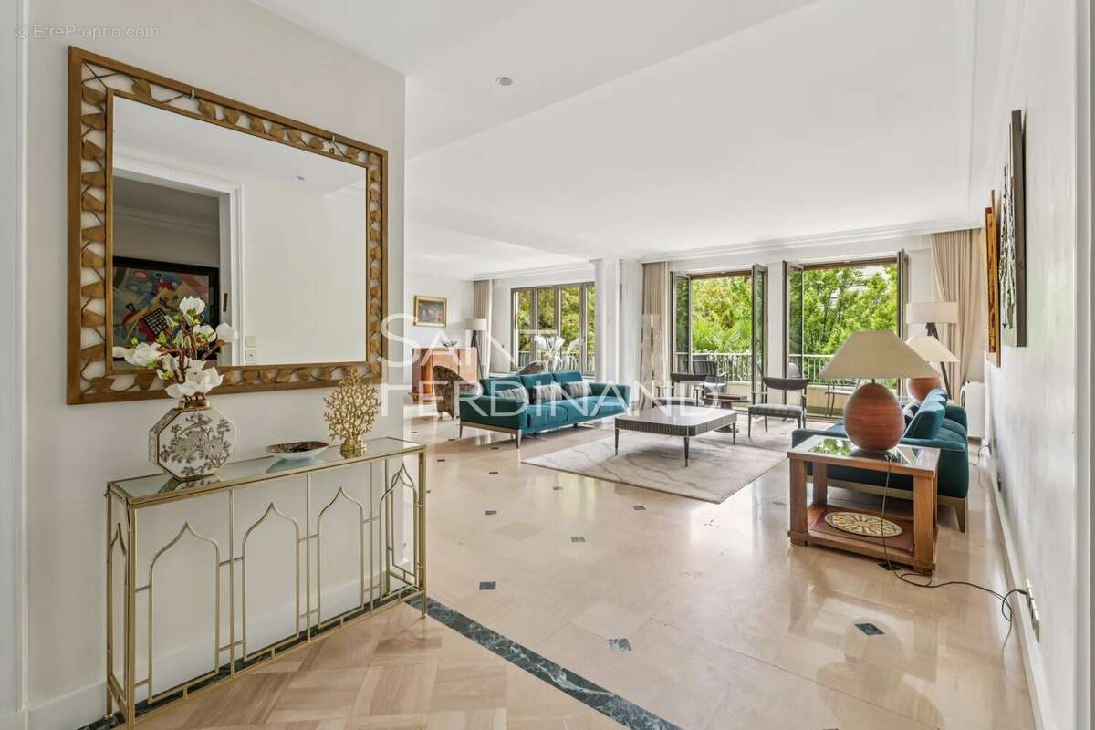 Appartement à NEUILLY-SUR-SEINE