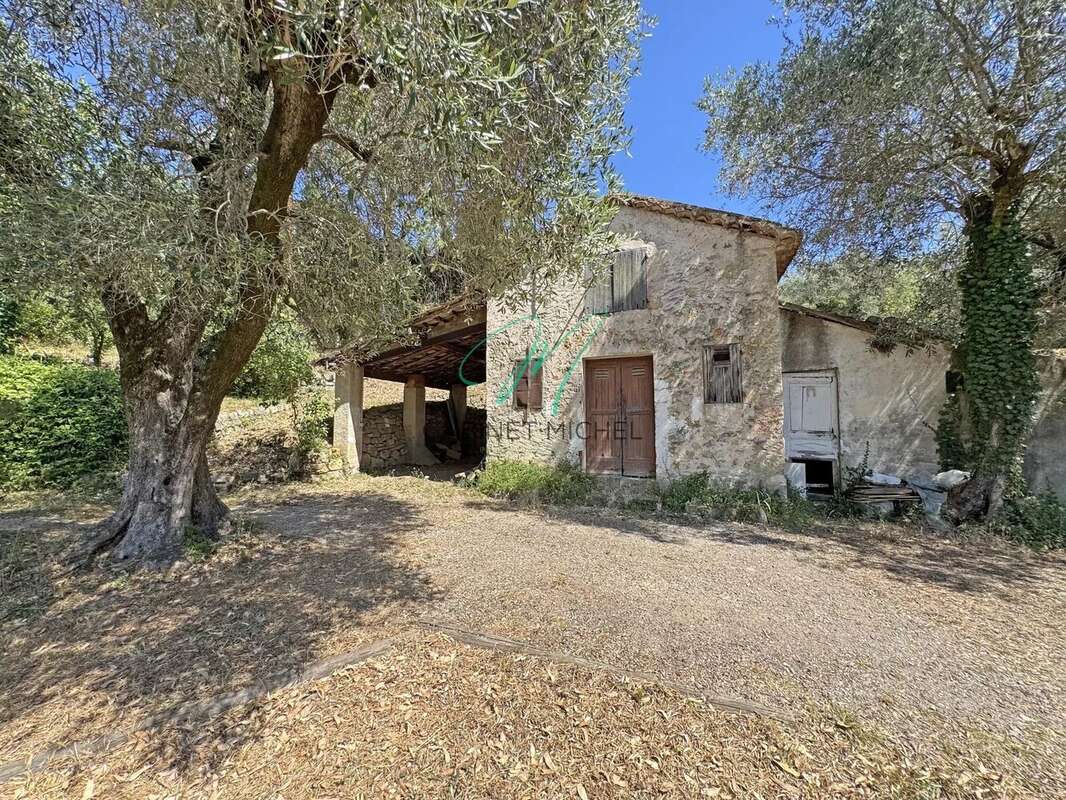 Terrain à MOUANS-SARTOUX