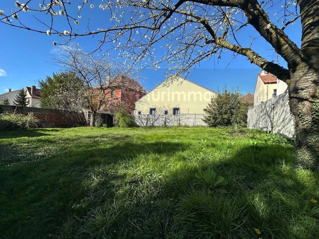 Terrain à LES PAVILLONS-SOUS-BOIS