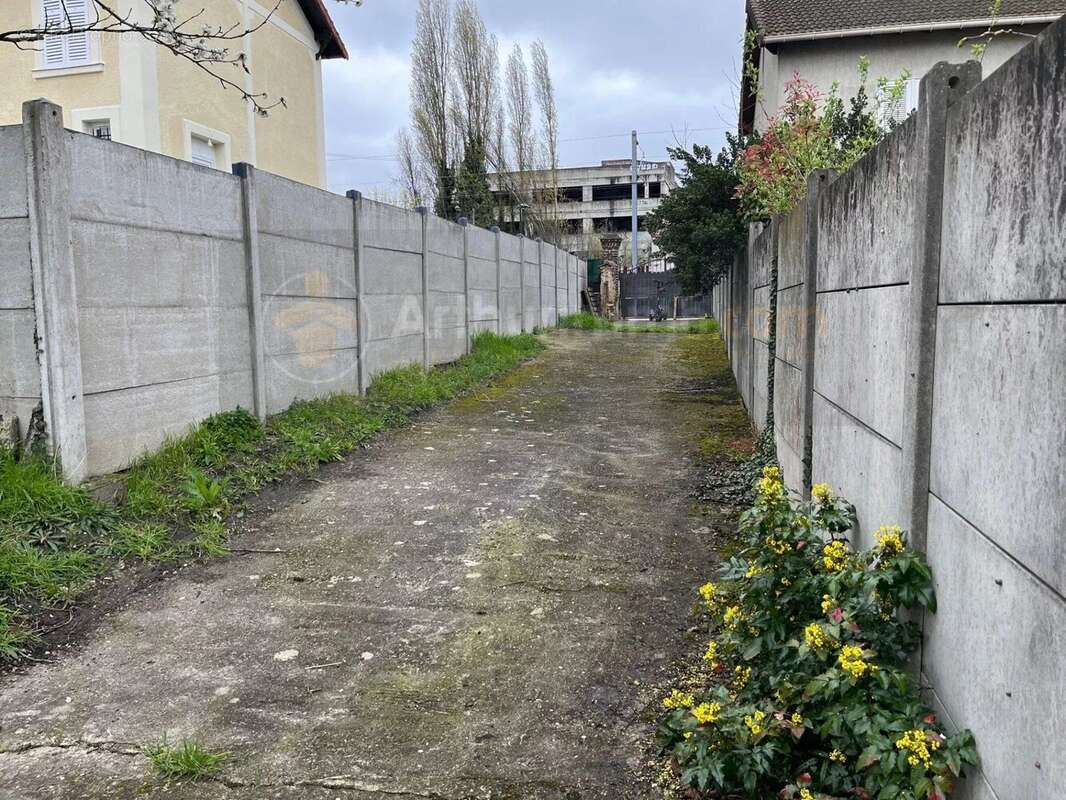 Terrain à LES PAVILLONS-SOUS-BOIS
