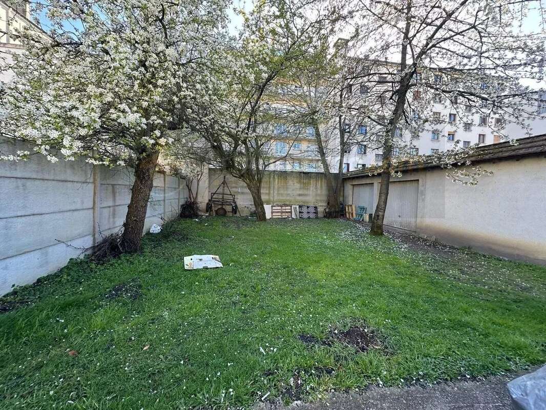 Terrain à LES PAVILLONS-SOUS-BOIS