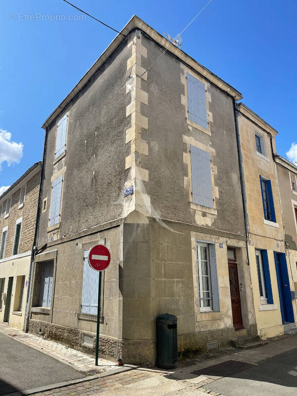 Maison à FONTENAY-LE-COMTE