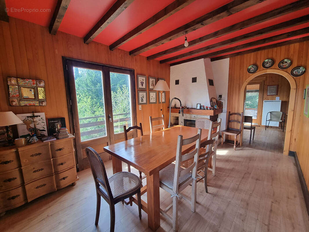 Maison à LES COMBES