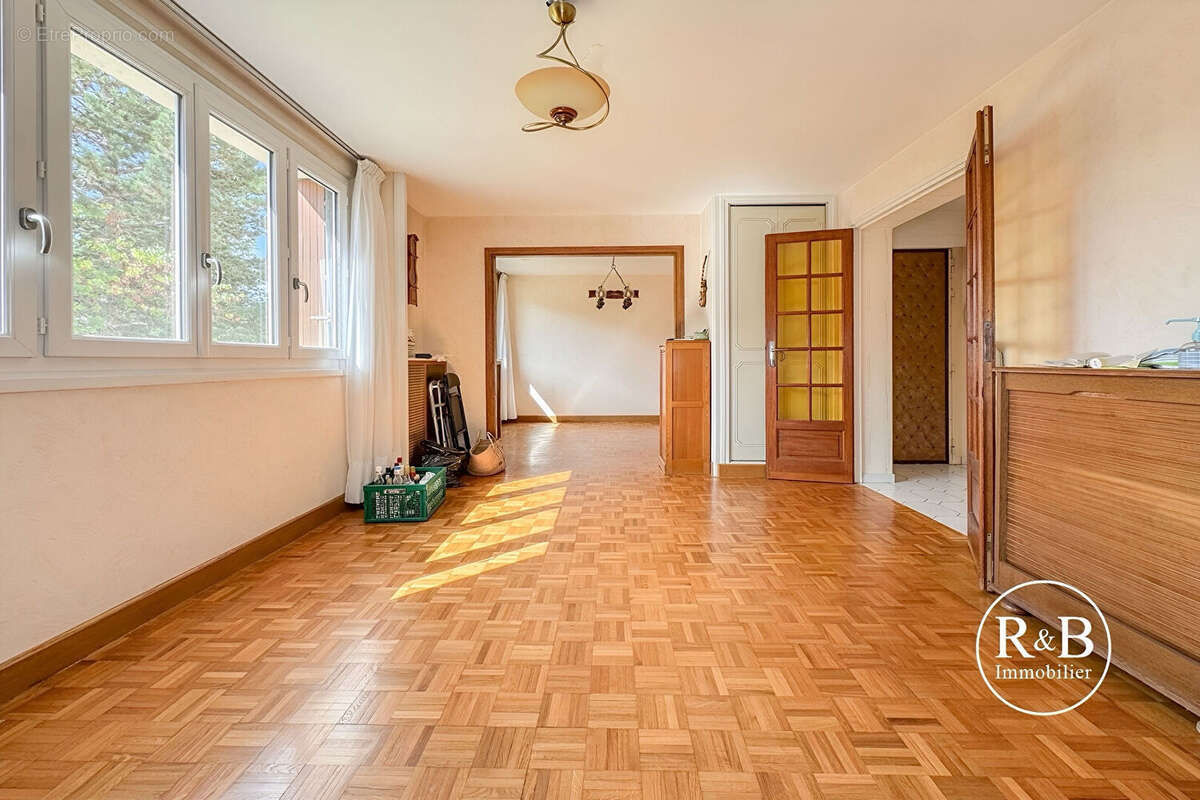 Appartement à LES CLAYES-SOUS-BOIS