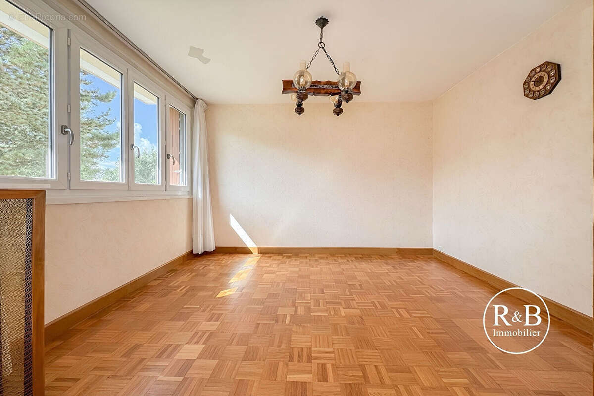 Appartement à LES CLAYES-SOUS-BOIS