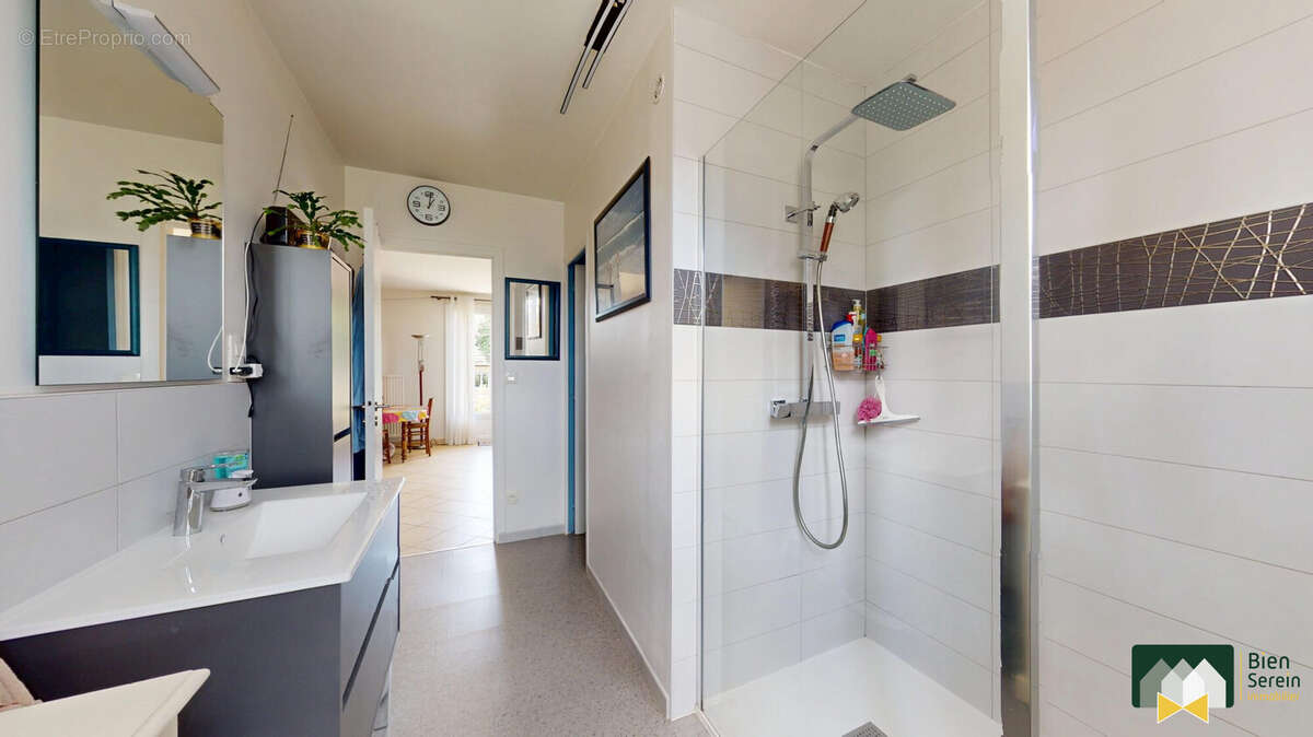 Salle d&#039;eau - Maison à LEVES
