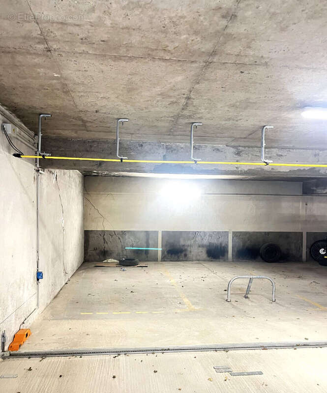 Parking à PARIS-20E