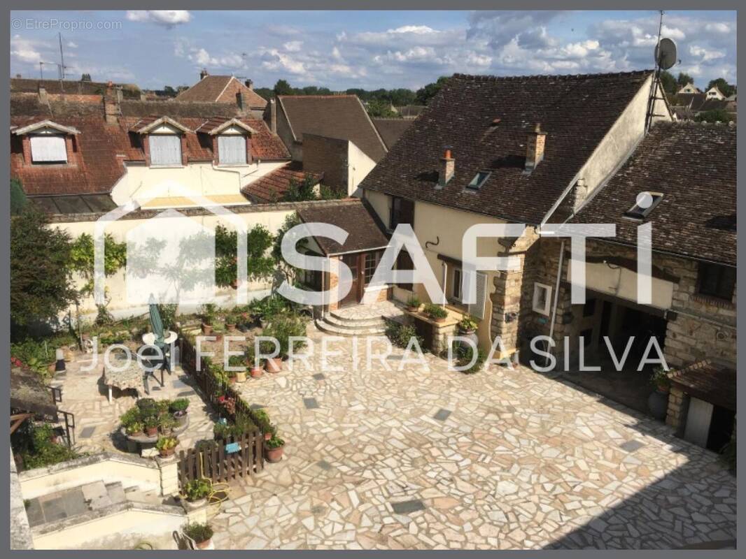 Photo 1 - Appartement à VILLENEUVE-LA-GUYARD