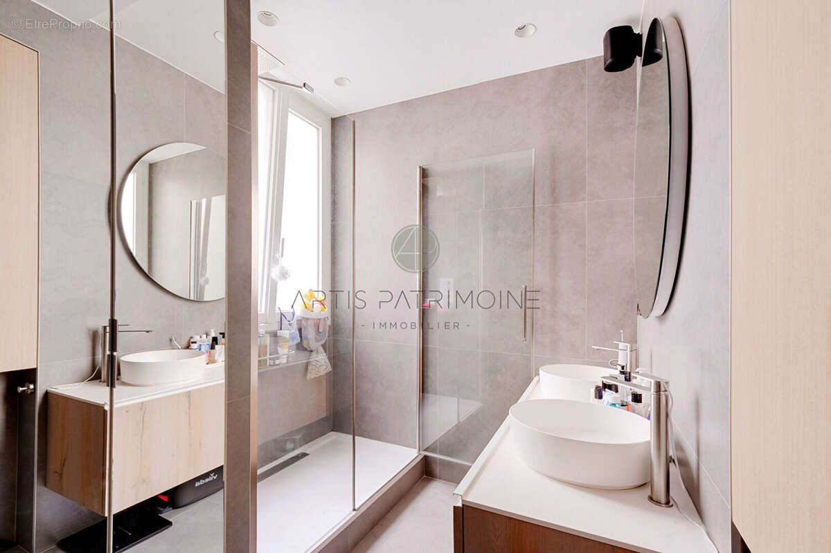 Appartement à PARIS-17E