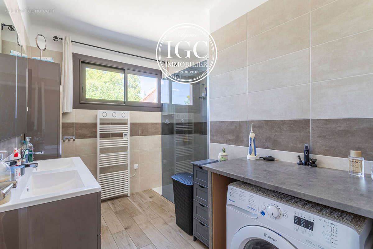 Commerce à GIGNAC-LA-NERTHE