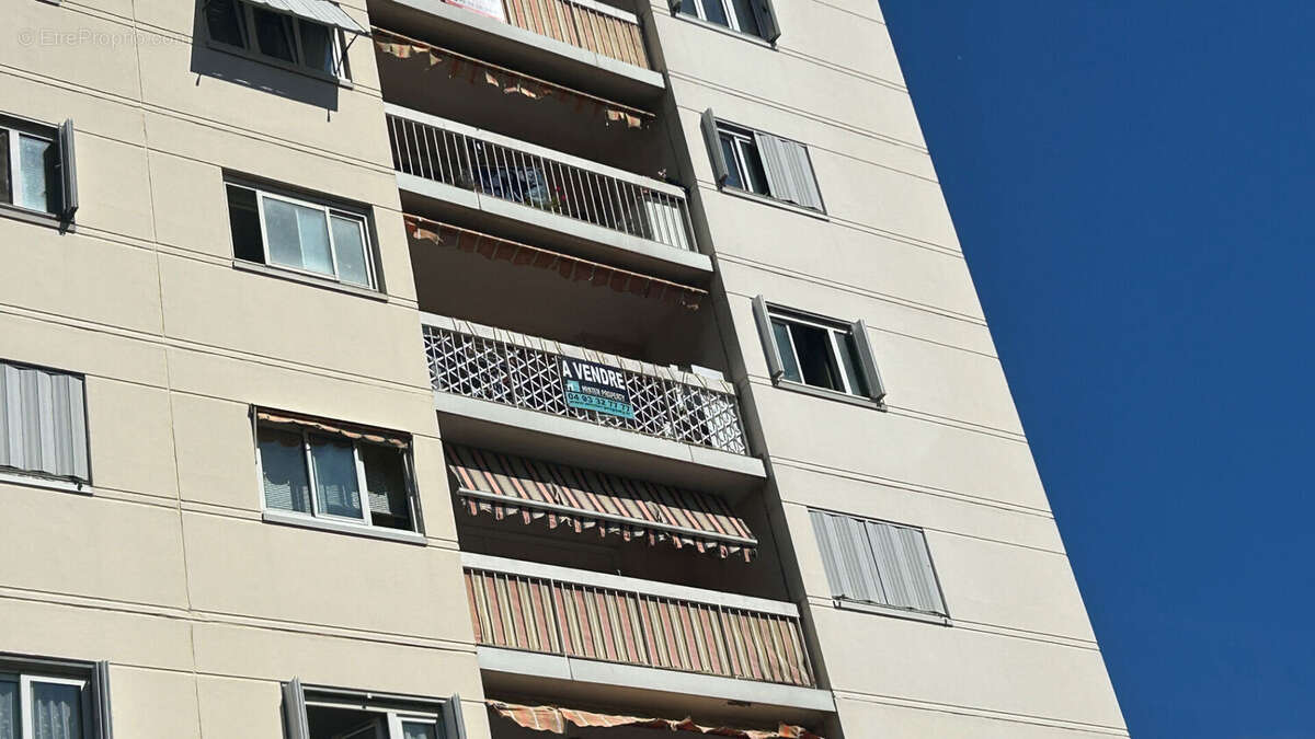 Appartement à SAINT-LAURENT-DU-VAR