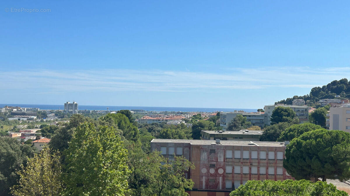Appartement à SAINT-LAURENT-DU-VAR