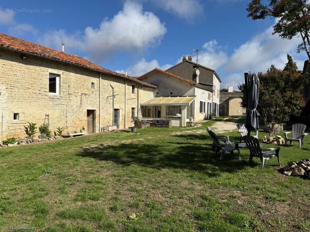 Maison à VILLEFAGNAN