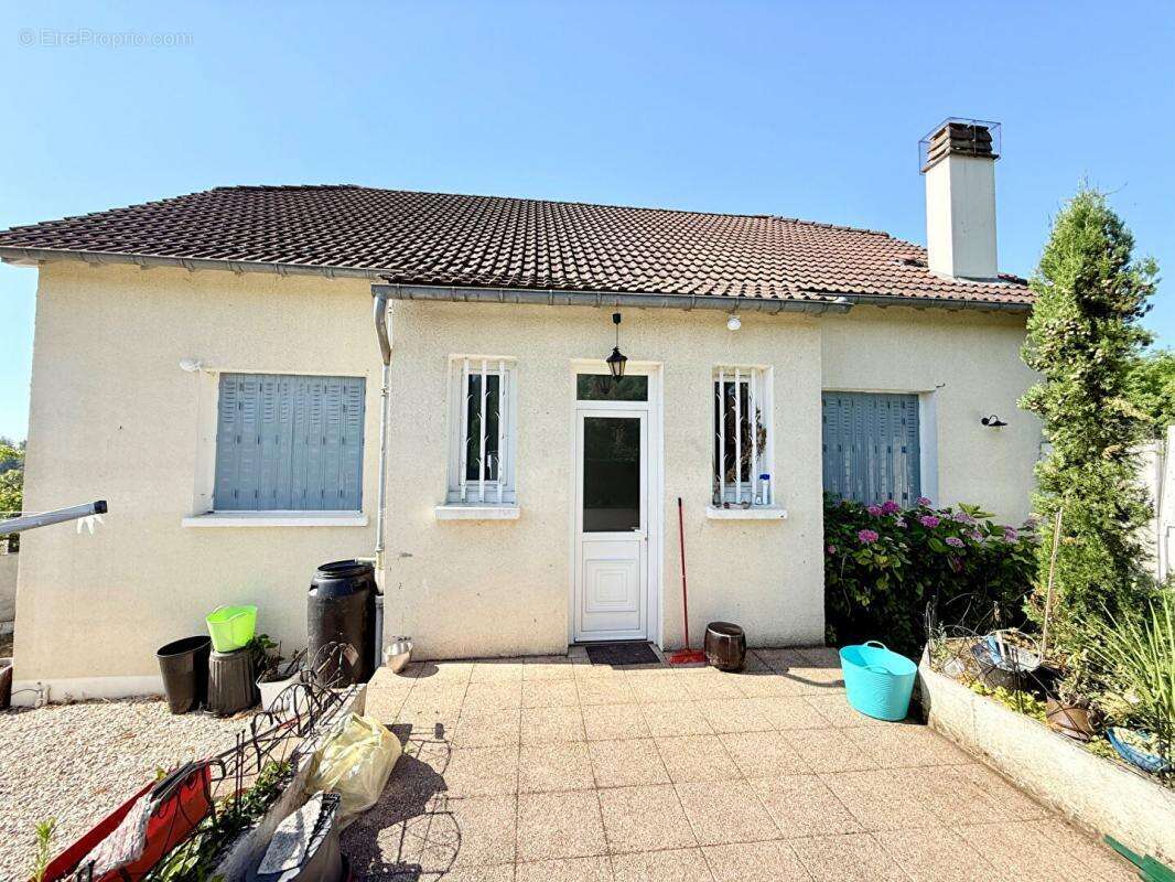 Maison à LAROCHE-SAINT-CYDROINE