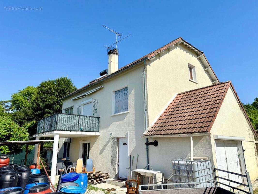 Maison à LAROCHE-SAINT-CYDROINE