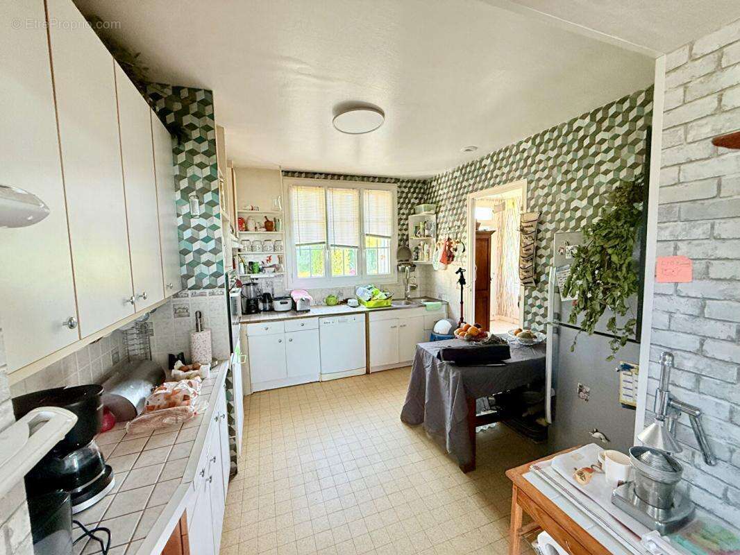 Maison à LAROCHE-SAINT-CYDROINE