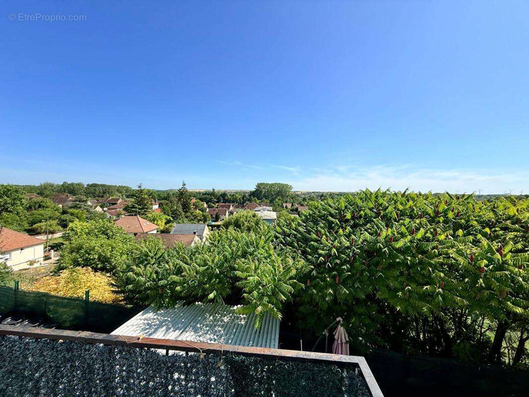 Maison à LAROCHE-SAINT-CYDROINE