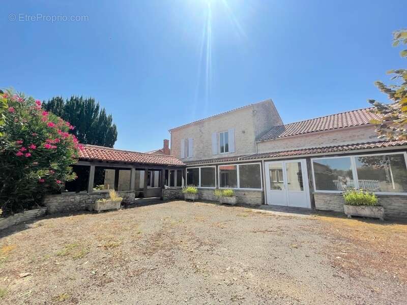 Maison à SAINTE-RADEGONDE-DES-NOYERS