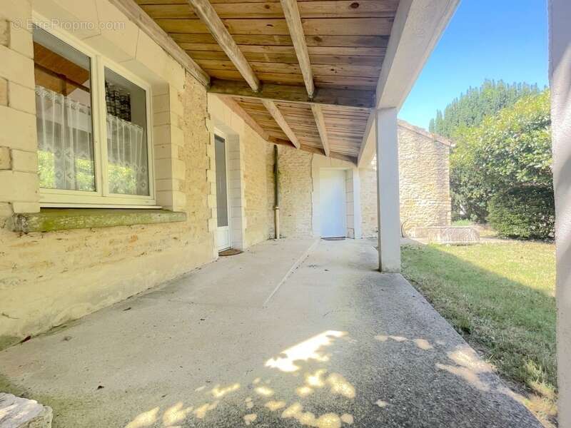 Maison à SAINTE-RADEGONDE-DES-NOYERS