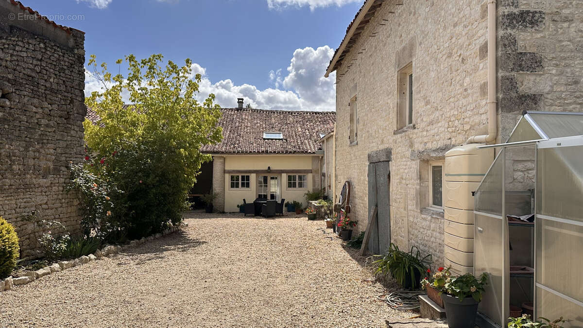 Maison à LOIRE-SUR-NIE