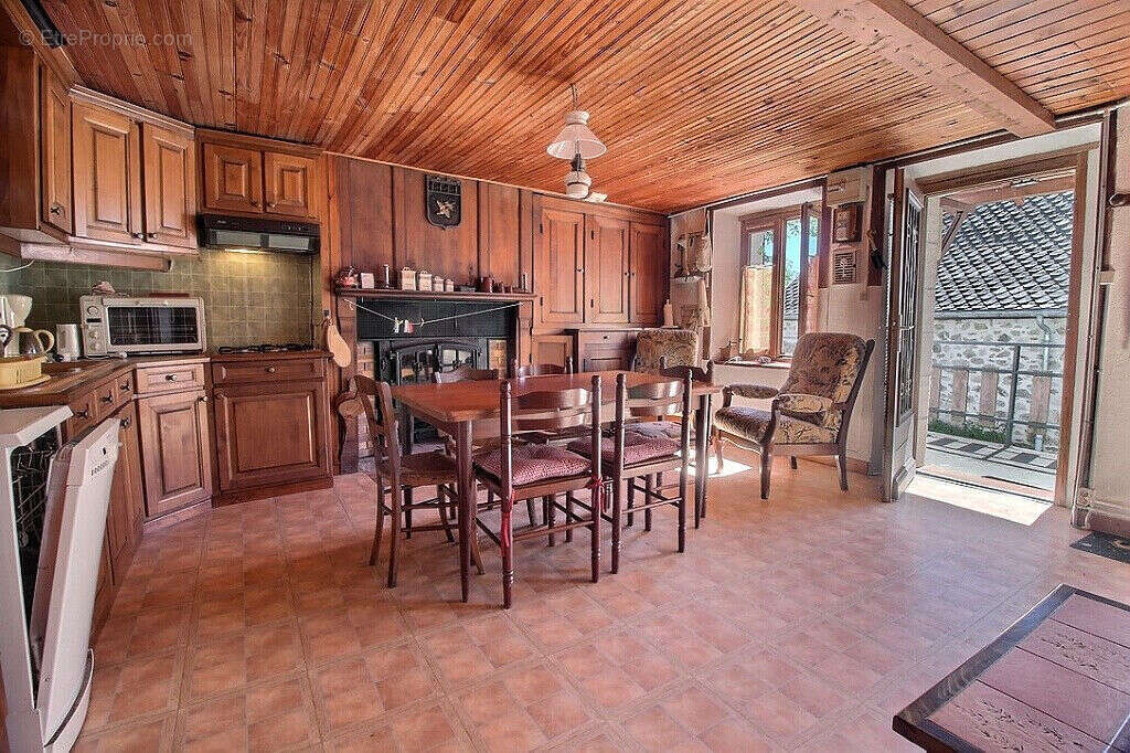 Maison à CHAMPS-SUR-TARENTAINE-MARCHAL