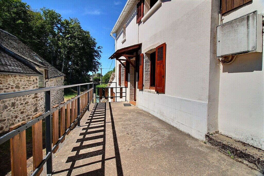 Maison à CHAMPS-SUR-TARENTAINE-MARCHAL