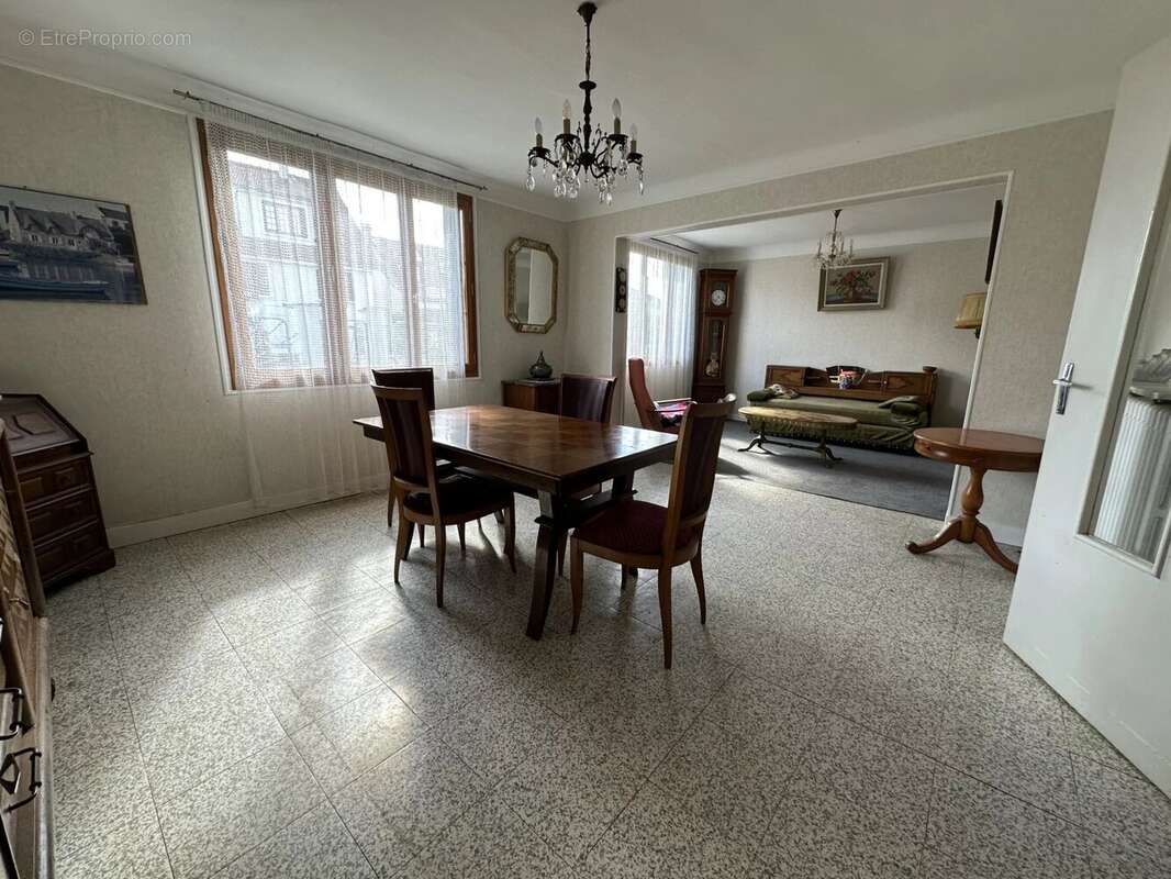 Maison à LE MESNIL-SAINT-DENIS