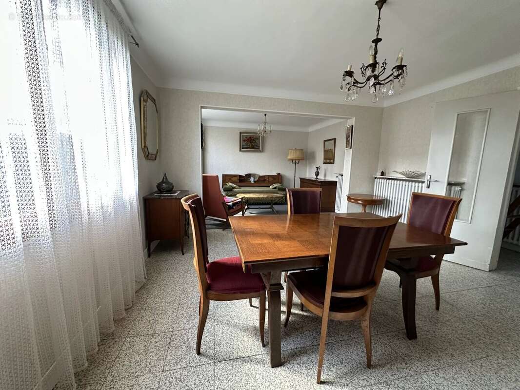 Maison à LE MESNIL-SAINT-DENIS