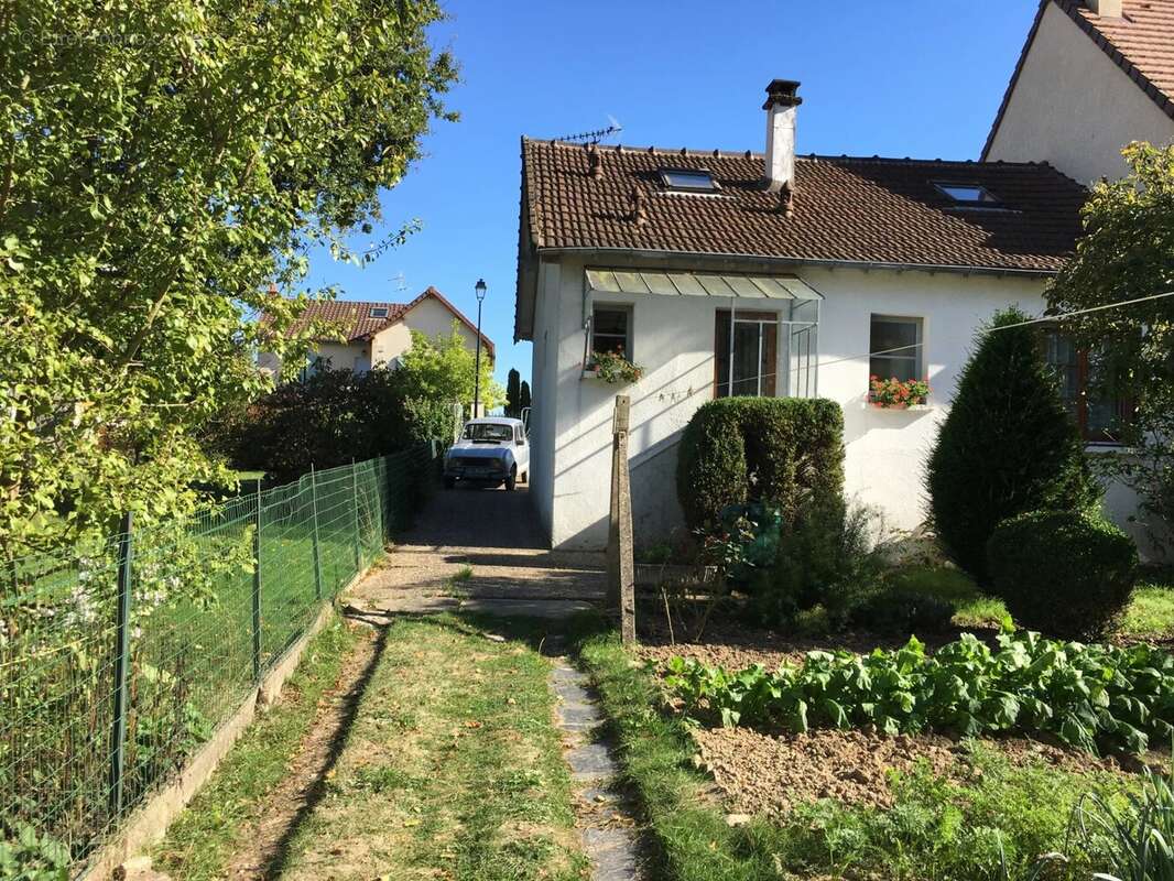 Maison à LE MESNIL-SAINT-DENIS