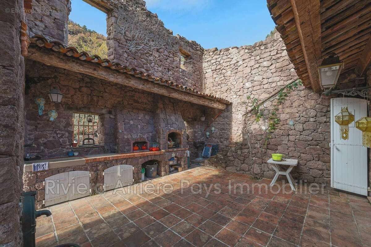 Maison à LA CROIX-SUR-ROUDOULE