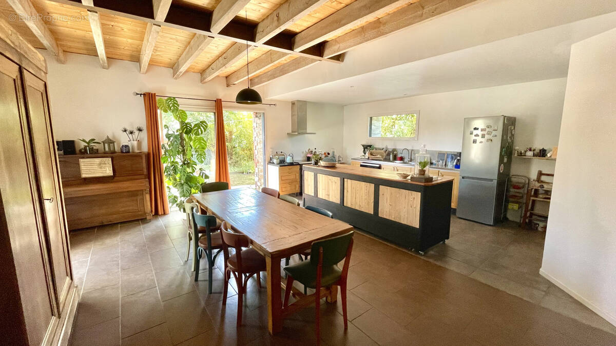 Maison à BECON-LES-GRANITS