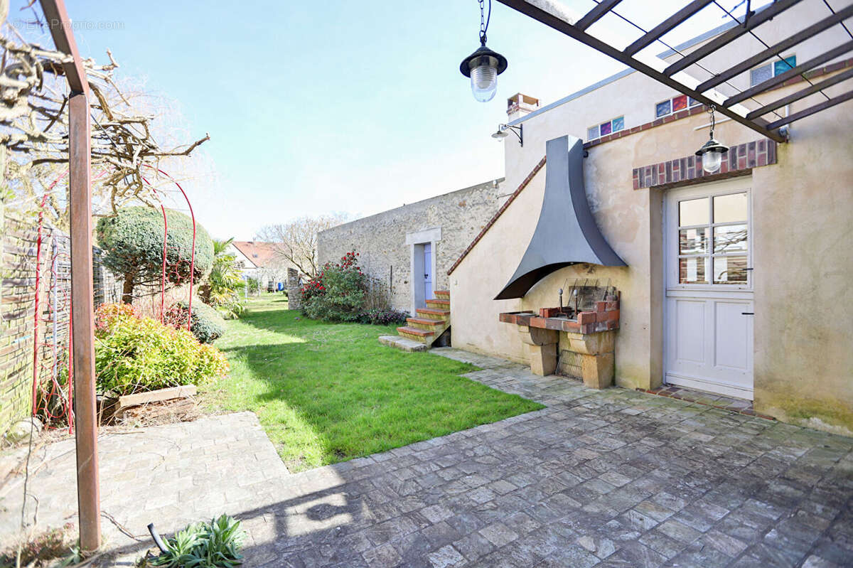 Maison à LA QUEUE-LES-YVELINES