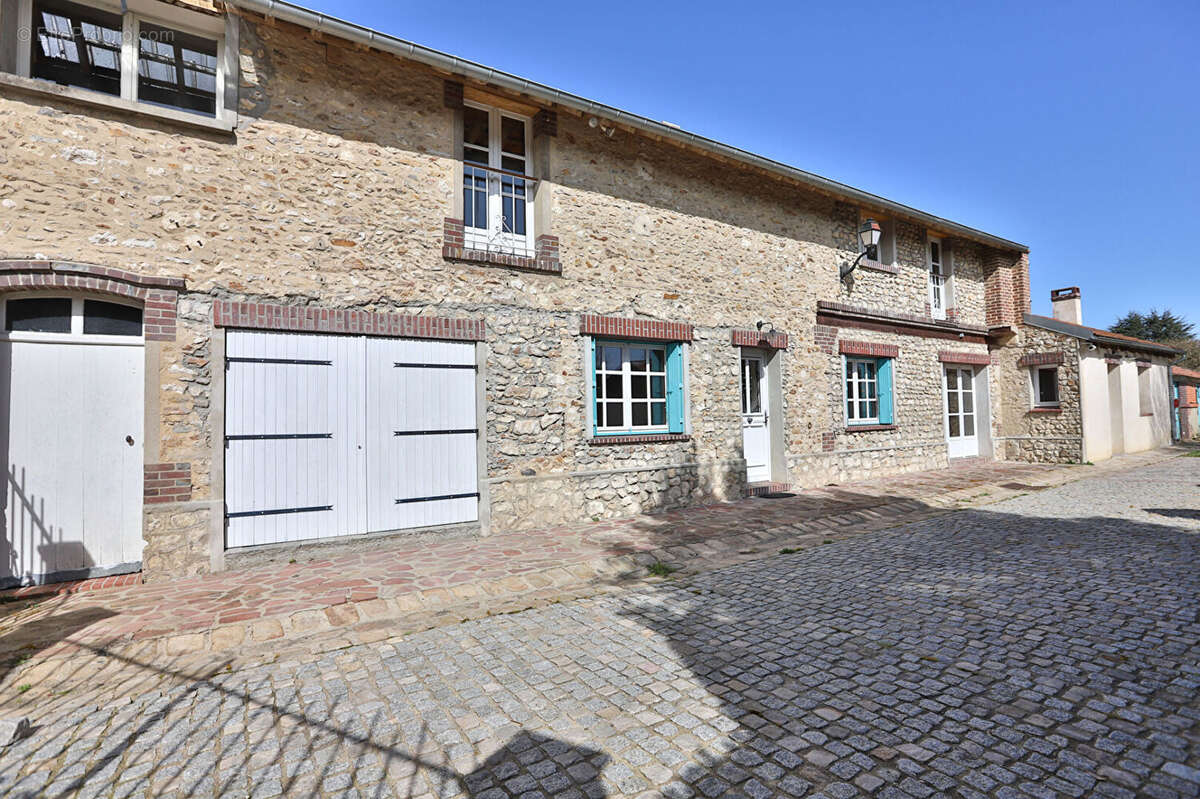 Maison à LA QUEUE-LES-YVELINES
