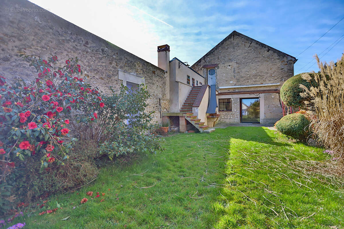 Maison à LA QUEUE-LES-YVELINES