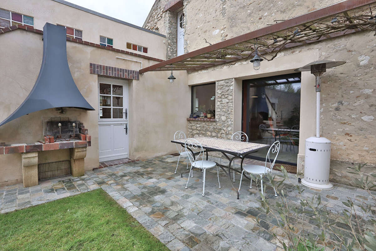 Maison à LA QUEUE-LES-YVELINES