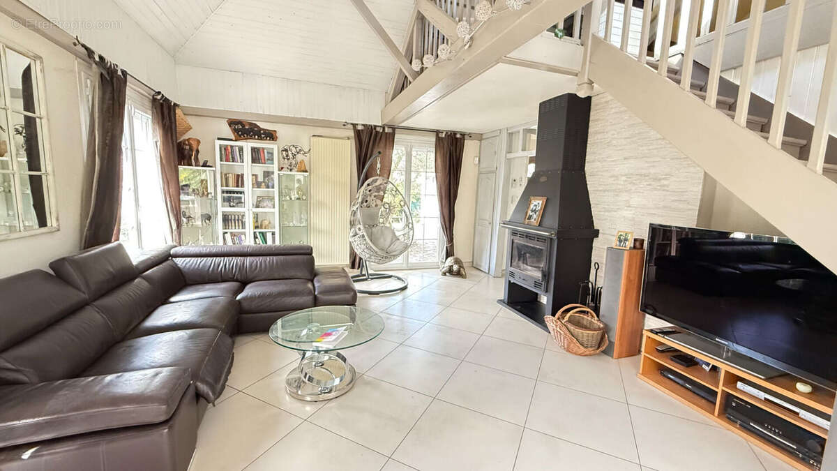 Maison à FEROLLES-ATTILLY