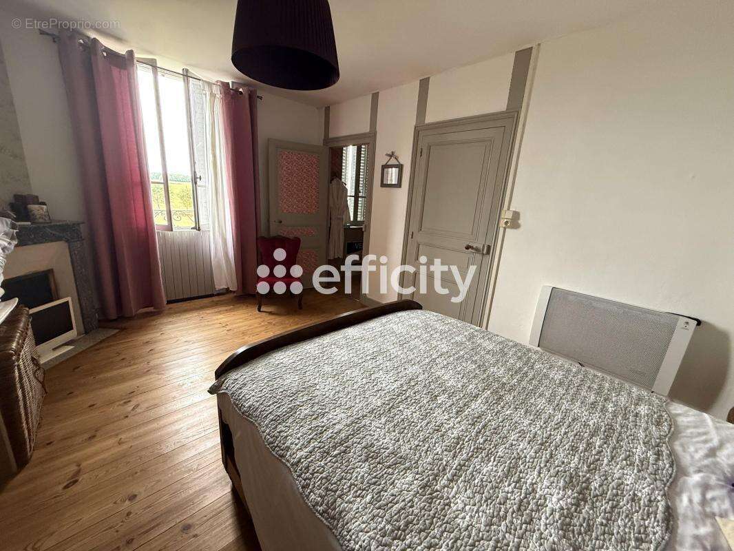 Maison à SALLES-DE-VILLEFAGNAN