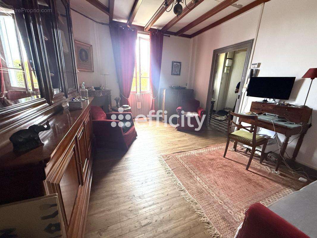 Maison à SALLES-DE-VILLEFAGNAN