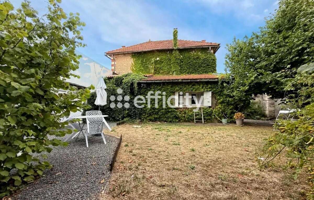 Maison à SALLES-DE-VILLEFAGNAN