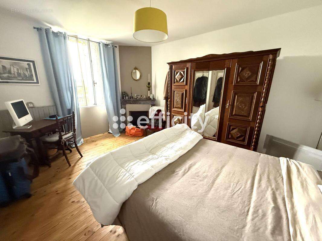 Maison à SALLES-DE-VILLEFAGNAN